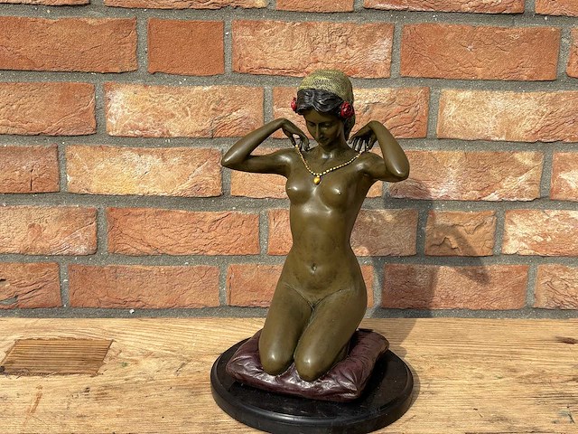 Sculptuur vrouw op kussen brons - afbeelding 1 van  3