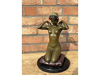 Sculptuur vrouw op kussen brons - afbeelding 2 van  3