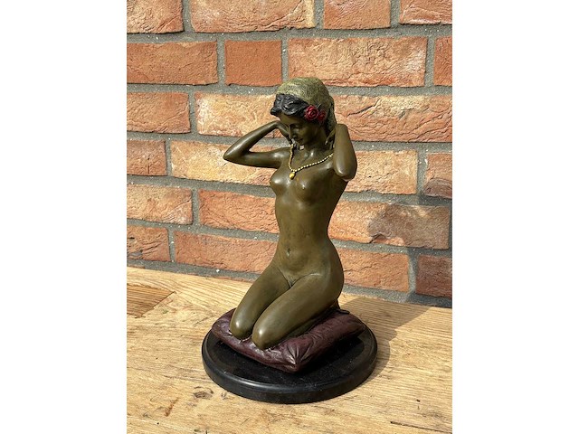 Sculptuur vrouw op kussen brons - afbeelding 3 van  3