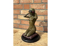 Sculptuur vrouw op kussen brons - afbeelding 3 van  3