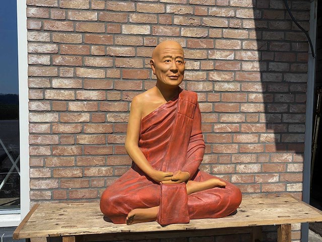 Sculptuur zittende monnik - afbeelding 1 van  3