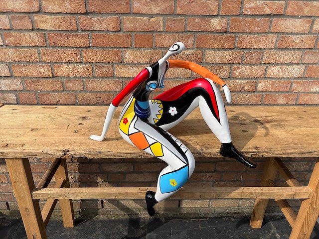 Sculptuur zittende vrouw 66 cm hoog - afbeelding 1 van  2