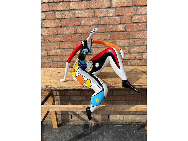 Sculptuur zittende vrouw 66 cm hoog - afbeelding 2 van  2