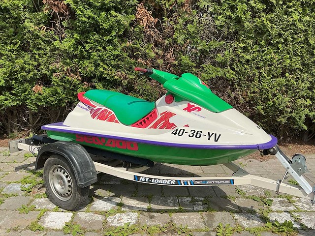 Sea-doo bombardier waterscooter op trailer - afbeelding 1 van  26