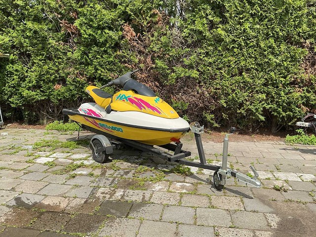 Sea-doo bombardier waterscooter op trailer - afbeelding 1 van  12