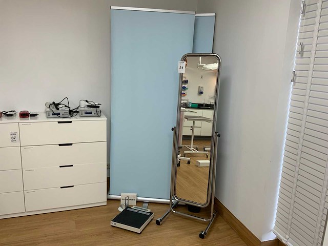 Seca spiegel, doktersweegschaal en banners - afbeelding 1 van  5