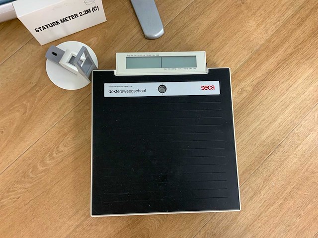 Seca spiegel, doktersweegschaal en banners - afbeelding 4 van  5