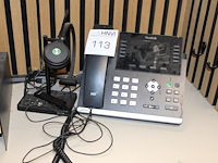 Secretaresse telefoon yealink met headset.