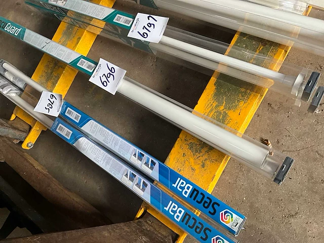 Secuguard - doorvalbeveiliging classic - 990mm in de dag wit - deurbeslag ramen en deuren (2x) - afbeelding 2 van  3