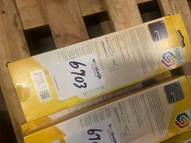 Secumax - brievenbusbeveiliging / postvanger - wit - raam en deurbeslag (2x) - afbeelding 3 van  5