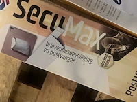 Secumax - brievenbusbeveiliging / postvanger - wit - raam en deurbeslag (2x) - afbeelding 4 van  5