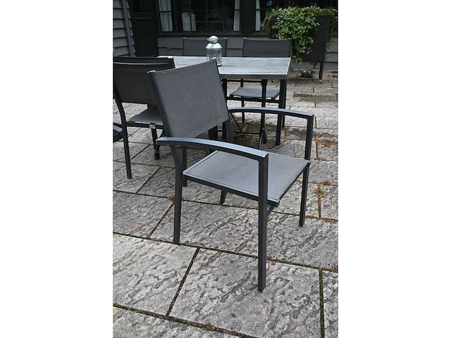 Sediamo terrasset bestaande uit 19 terrastafels en 76 terrasstoelen - afbeelding 11 van  12