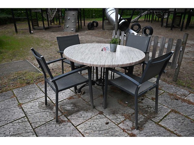 Sediamo terrasset bestaande uit 7 ronde terrastafels en 28 terrasstoelen - afbeelding 6 van  6
