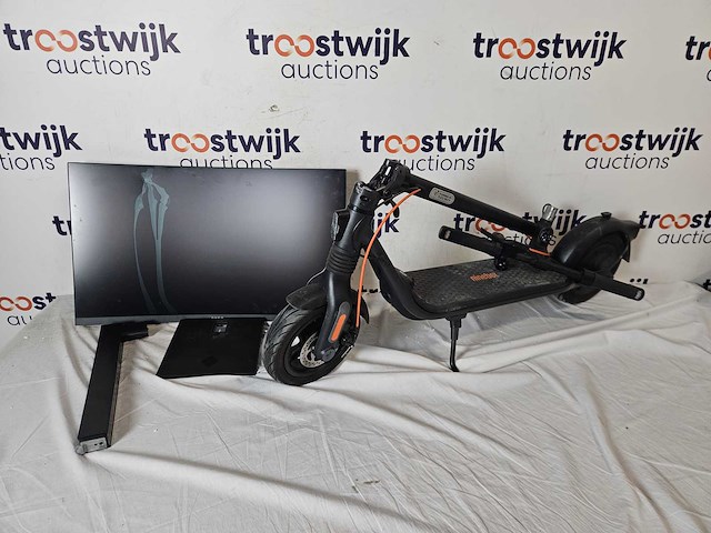 Segway ninebot + omen by hp 31,5 inch qhd 165 hz curved gaming monitor - afbeelding 1 van  3