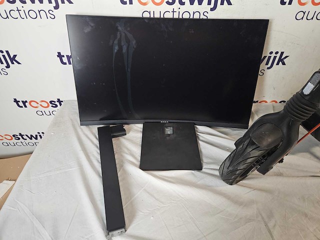 Segway ninebot + omen by hp 31,5 inch qhd 165 hz curved gaming monitor - afbeelding 2 van  3