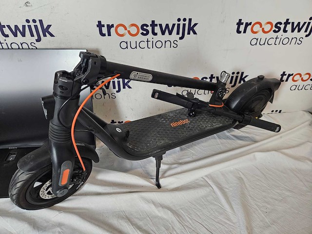 Segway ninebot + omen by hp 31,5 inch qhd 165 hz curved gaming monitor - afbeelding 3 van  3