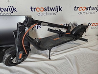 Segway ninebot + omen by hp 31,5 inch qhd 165 hz curved gaming monitor - afbeelding 3 van  3