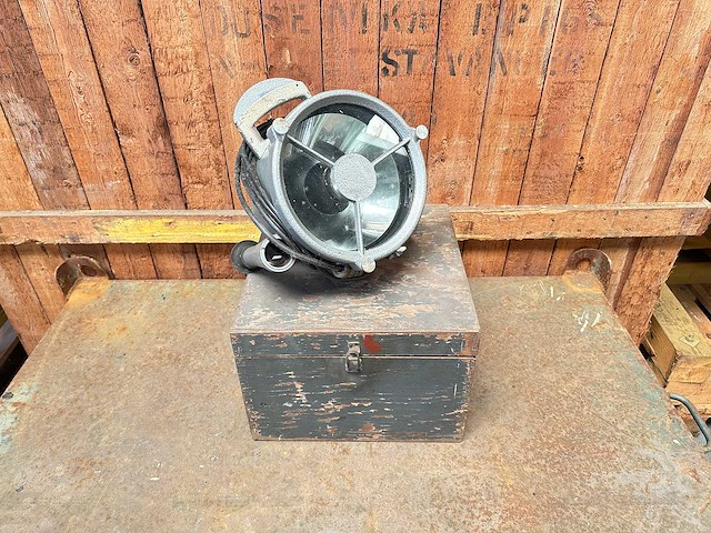 Seinlamp in houten kist - afbeelding 2 van  5