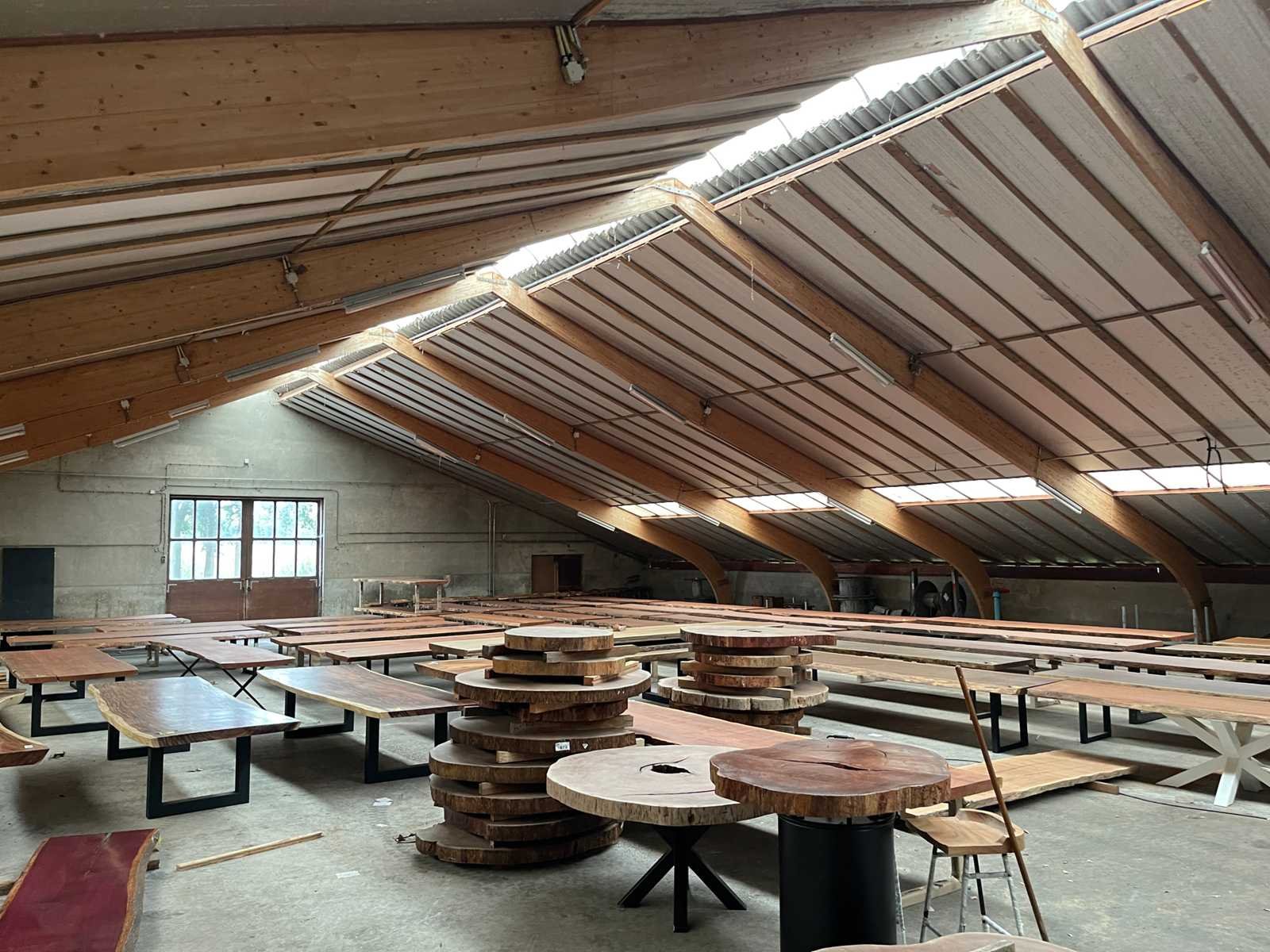 Seizoensuitverkoop hardhouten tafels, schijven, wandbekleding en overig