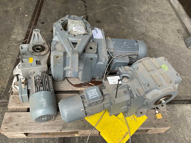 Selmers / bauer elektromotor met reductiekast (3x) - afbeelding 1 van  4
