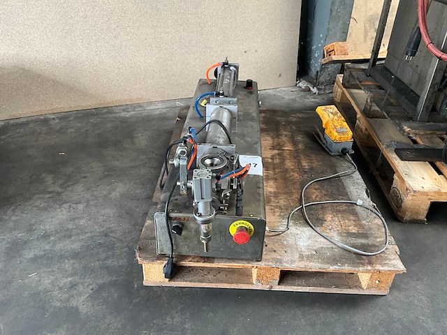 Semi-automatische pneumatische zuigervulmachine - afbeelding 2 van  9