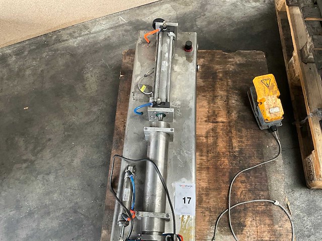Semi-automatische pneumatische zuigervulmachine - afbeelding 8 van  8