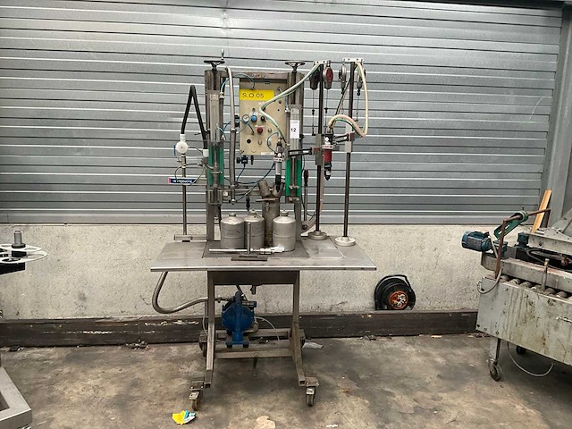 Semi-automatische vul- en sluitmachine - afbeelding 1 van  13