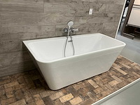 Semi vrijstaand ligbad met thermostaatkraan