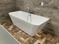 Semi vrijstaand ligbad met thermostaatkraan - afbeelding 1 van  5