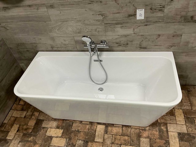 Semi vrijstaand ligbad met thermostaatkraan - afbeelding 3 van  5