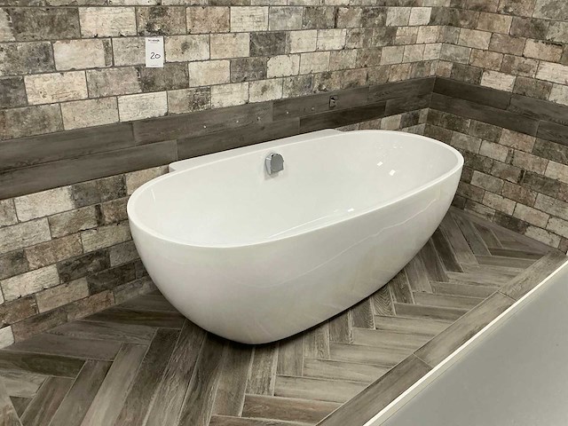 Semi vrijstaand ligbad - afbeelding 1 van  3