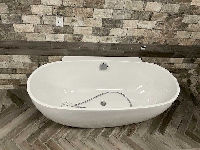 Semi vrijstaand ligbad - afbeelding 2 van  3