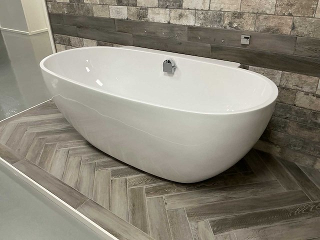 Semi vrijstaand ligbad - afbeelding 3 van  3