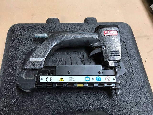 Senco finishpro10 pneumatische tacker - afbeelding 2 van  2