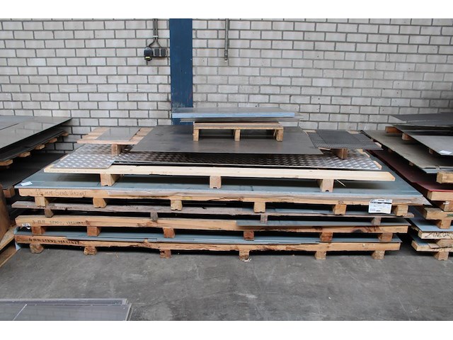 Sendzimir verzinkte metalen platen op 5 pallets w.o. 11x dikte 1,5 mm. - afbeelding 1 van  4