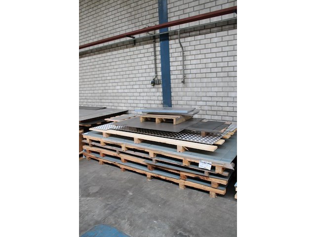 Sendzimir verzinkte metalen platen op 5 pallets w.o. 11x dikte 1,5 mm. - afbeelding 2 van  4