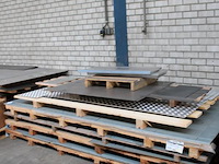 Sendzimir verzinkte metalen platen op 5 pallets w.o. 11x dikte 1,5 mm. - afbeelding 2 van  4