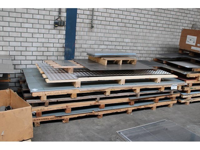 Sendzimir verzinkte metalen platen op 5 pallets w.o. 11x dikte 1,5 mm. - afbeelding 3 van  4