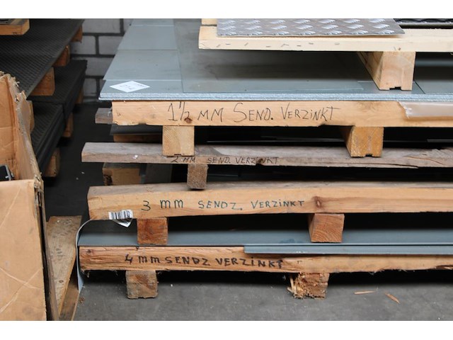 Sendzimir verzinkte metalen platen op 5 pallets w.o. 11x dikte 1,5 mm. - afbeelding 4 van  4