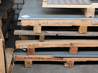 Sendzimir verzinkte metalen platen op 5 pallets w.o. 11x dikte 1,5 mm. - afbeelding 4 van  4