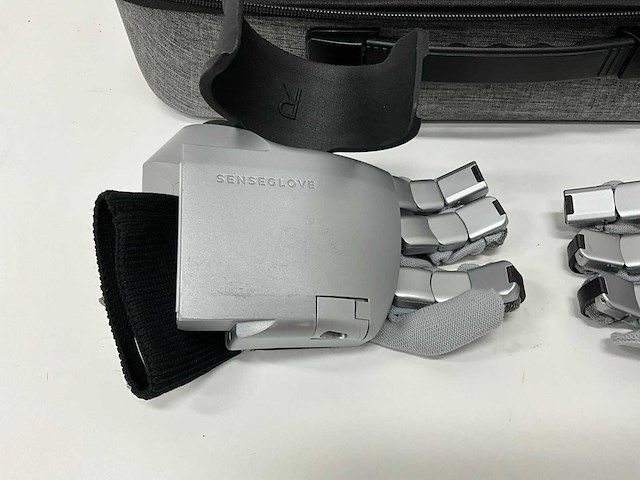 Senseglove nova - haptische handschoenen met opbergkoffer (2x) - afbeelding 2 van  6