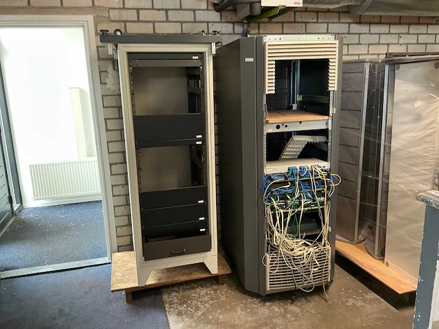 Server kasten en toebehoren (2x) - afbeelding 1 van  7