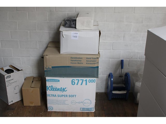 Servetten en papieren handdoeken in en op 3 dozen. - afbeelding 1 van  2