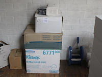 Servetten en papieren handdoeken in en op 3 dozen. - afbeelding 1 van  2