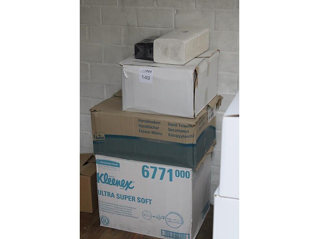 Servetten en papieren handdoeken in en op 3 dozen. - afbeelding 2 van  2