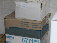 Servetten en papieren handdoeken in en op 3 dozen. - afbeelding 2 van  2