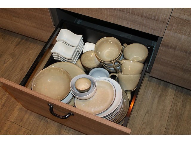 Servies en bestek in keukenblok w.o. glazen, koppen, mokken en borden. - afbeelding 1 van  5