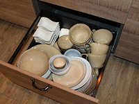 Servies en bestek in keukenblok w.o. glazen, koppen, mokken en borden. - afbeelding 1 van  5