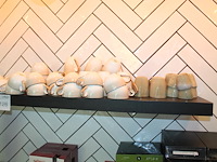 Servies en bestek in keukenblok w.o. glazen, koppen, mokken en borden. - afbeelding 2 van  5
