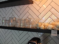 Servies en bestek in keukenblok w.o. glazen, koppen, mokken en borden. - afbeelding 3 van  5